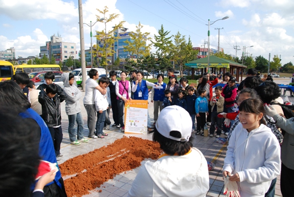2009 A-V 자원봉사 액션데이 EM흙공 사진